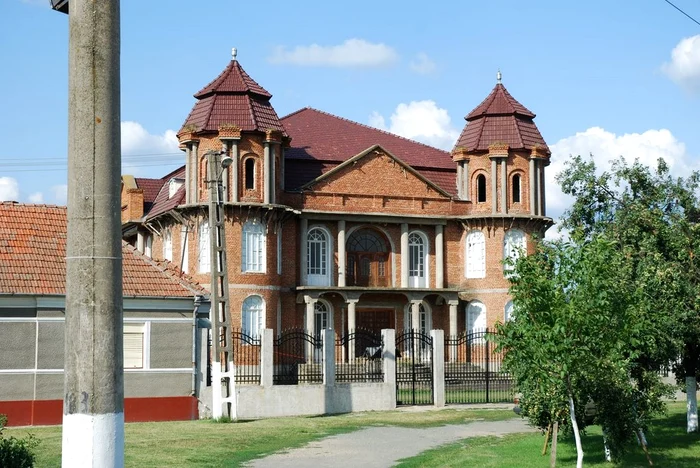 Palat din anii '90 in Sâmbureni. Foro: Mapio.net