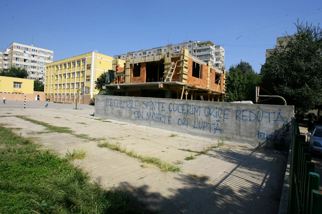 
    Construcţia de pe terenul de baschet va rămâne, deocamdată, la acest stadiu  