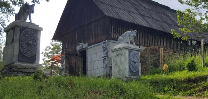 Casa lui Marcel Poenar, străjuită de doi lupi dacici. FOTO: Daniel Guţă. ADEVĂRUL.