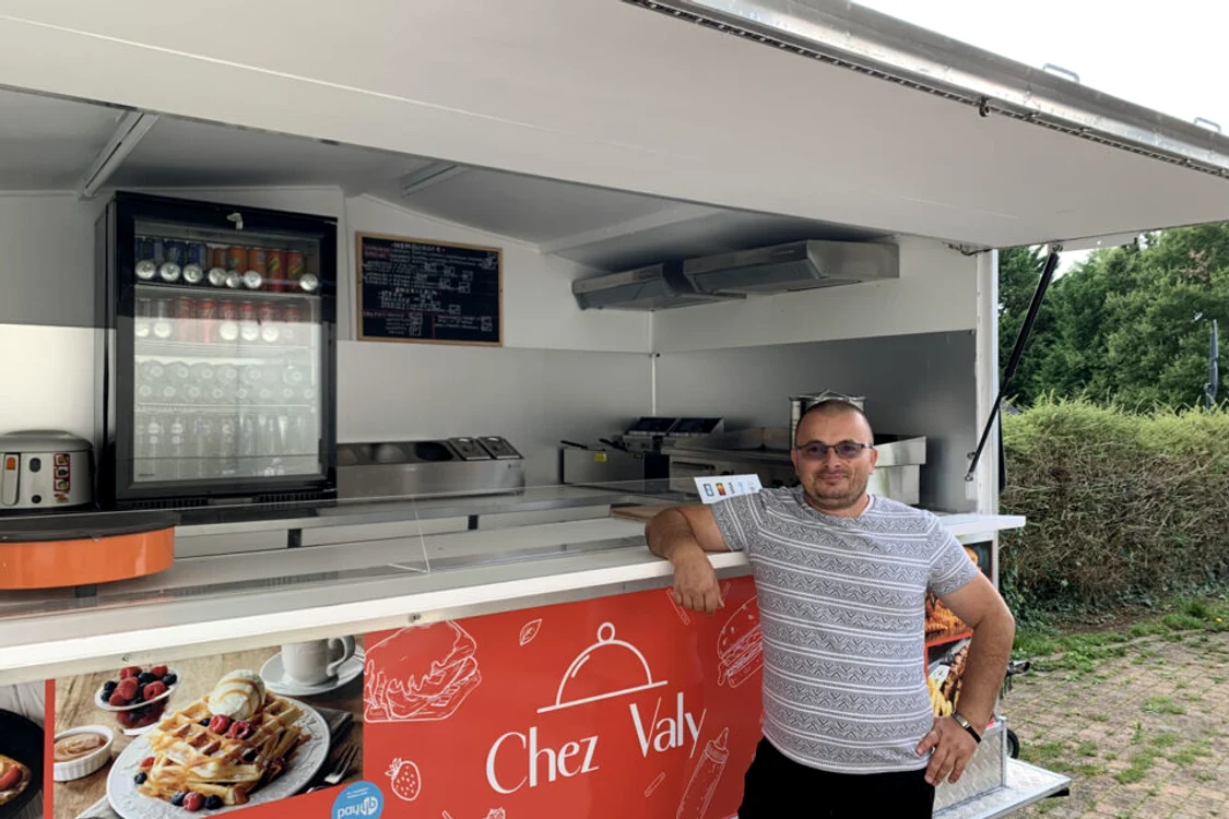 Valentin și food truck-ul său de mâncare FOTO actu.fr