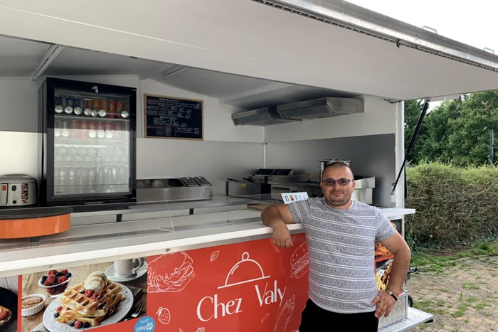 Valentin și food truck-ul său de mâncare FOTO actu.fr