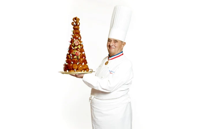 Paul Bocuse cu un croquembouche, un desert clasic al bucătăriei franceze FOTO bocuse.fr