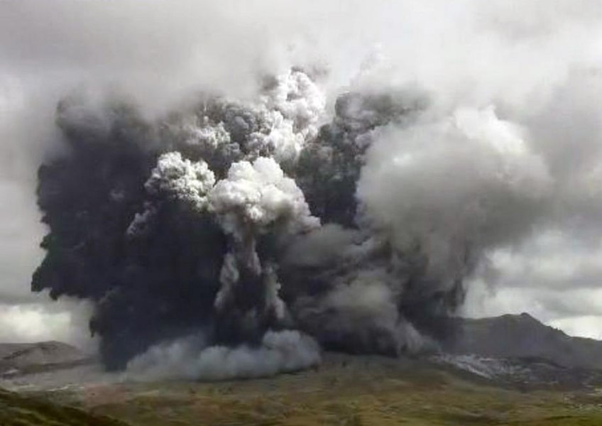 Un vulcan a erupt în Japonia aruncând cenuşă la cinci kilometri înălţime VIDEO 