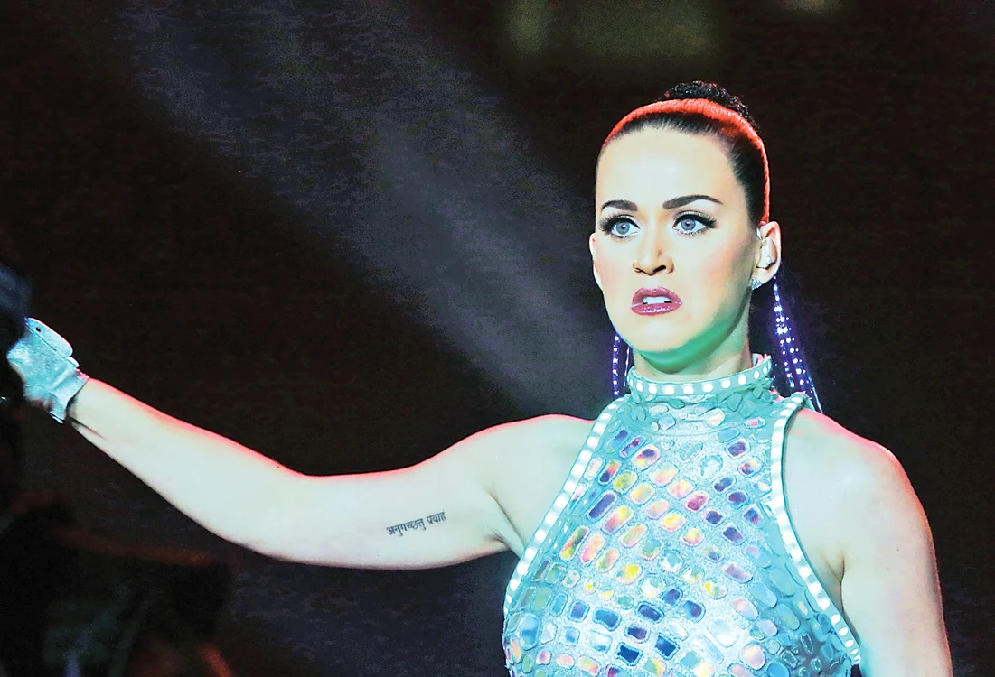 Katy Perry (30 de ani)  şi-a arătat fundul  generos în faţa a  peste 100.000 de  oameni în timpul  concertului din Londra
