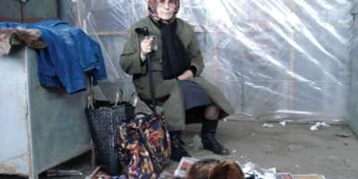Alexandrina Lupu vinde haine duminca în Bazar pentru a se putea întreţine