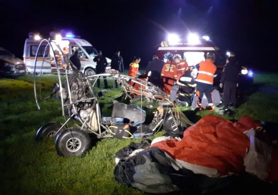 Tragedie în Bihor. Două persoane au murit după ce s-au prăbușit cu parapanta de la 100 de metri înălțime