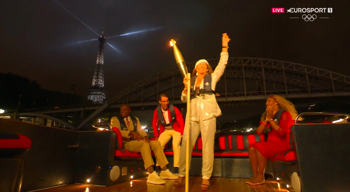 Nadia Comaneci a dus flacăra olimpică, alături de Nadal, Lewis și Serena Williams. Captură TV 