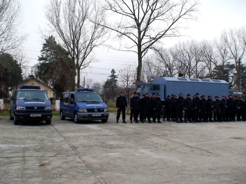 Jandarmii vă îndeamnă să sunaţi la 112 în orice caz de încălcare a legii