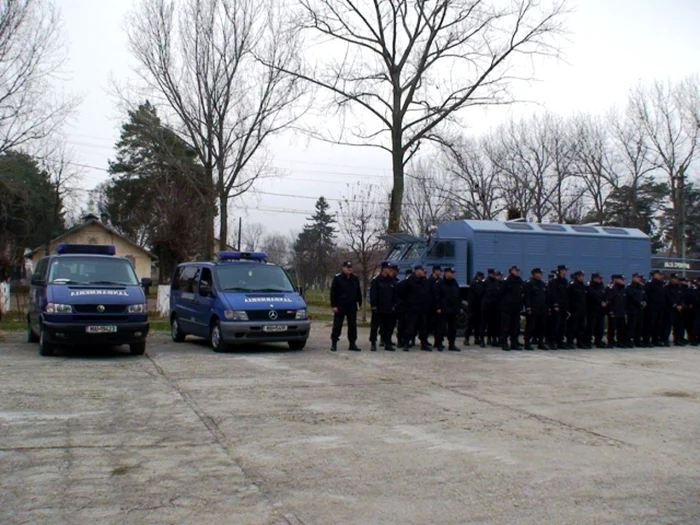 Jandarmii vă îndeamnă să sunaţi la 112 în orice caz de încălcare a legii