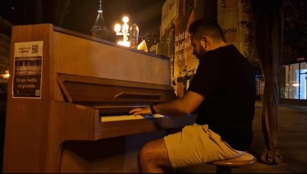 Tânăr surprins de Holograf cântând „Ochii tăi“ la pian, noaptea, pe stradă. Clipul este viral VIDEO