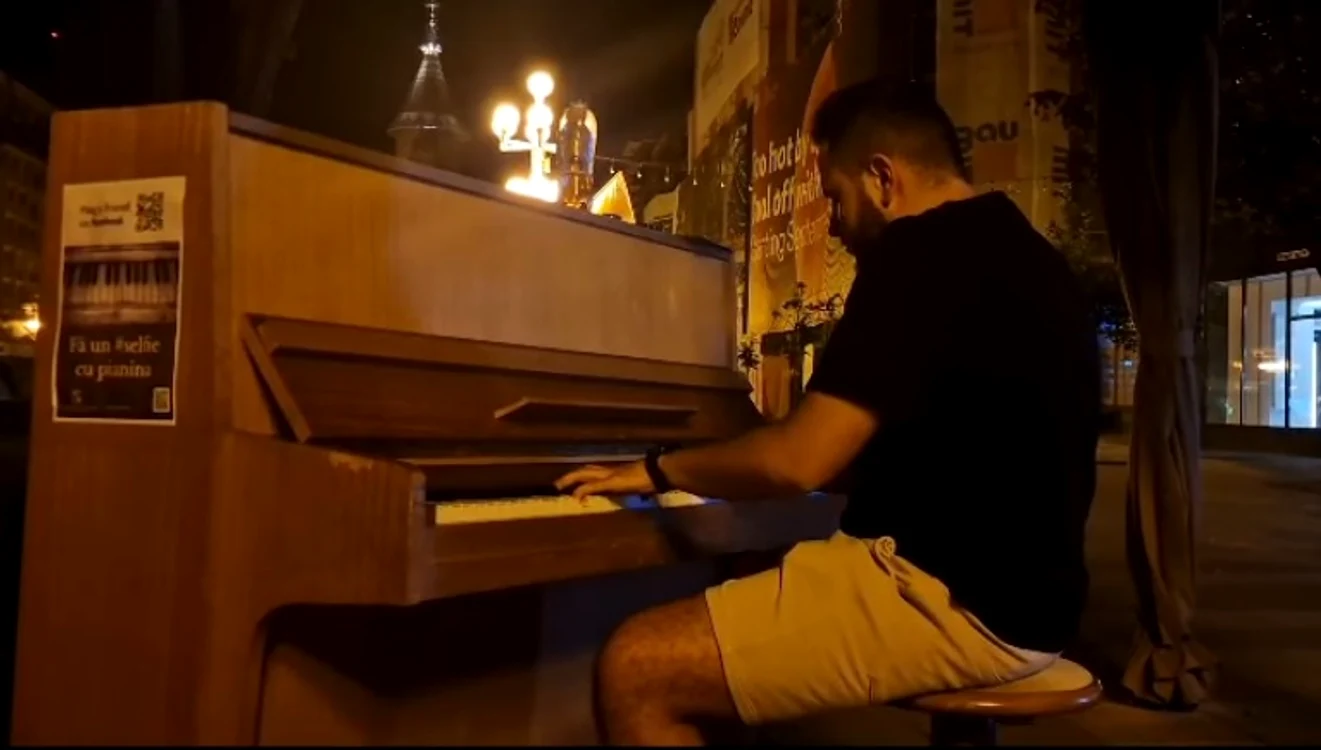 Tânărul care cântă la pianină "Ochii Tăi" FOTO captură video