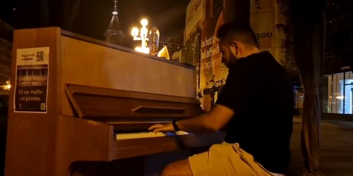 Tânărul care cântă la pianină "Ochii Tăi" FOTO captură video