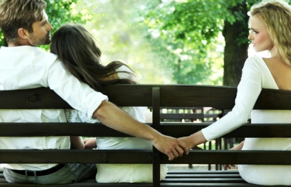 
    Unii bărbați nu acceptă ideea ca soțiile lor să fie ultima femeie cu care fac sexfoto: downtownerdc.com  