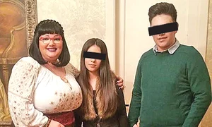 Ozana, alături de cei doi copii, pe care i a crescut singură jpeg