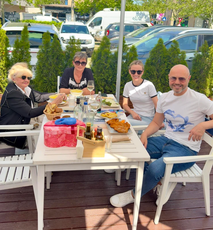 Mihai și Alexandra, la masă, în Italia, cu mamele lor 