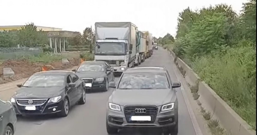 Cum depășești corect, o coloană de mașini. Pașii de care trebuie să țină cont șoferul