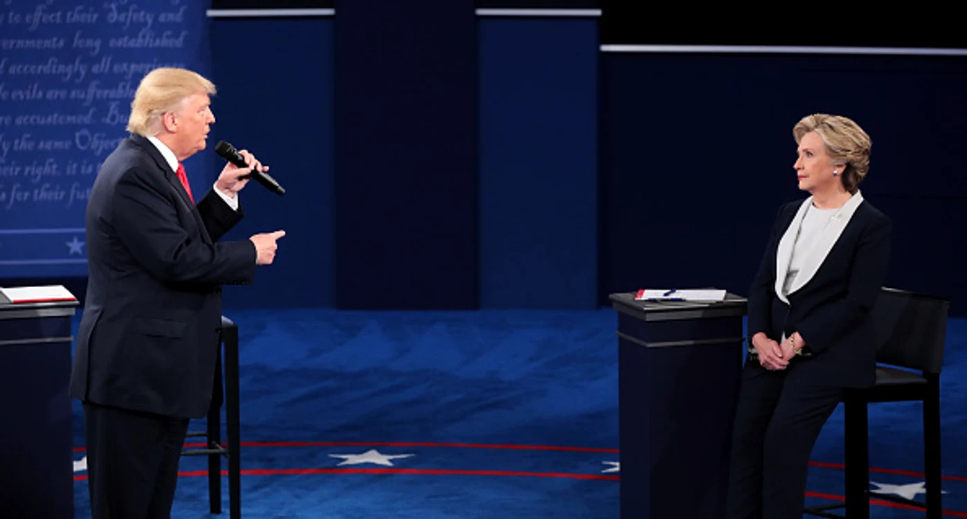
    Donald Trump și Hillary Clinton s-au acuzat reciproc în cadrul celei de-a doua dezbateri electoraleFoto: Getty  