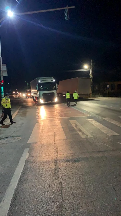 Accident pe Valea Oltului la Tălmaciu - Sibiu - lovită de un camion pe o trecere de pietoni de pe DN 7 Foto Adevărul