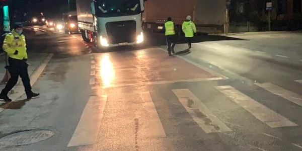 Accident pe Valea Oltului la Tălmaciu - Sibiu - lovită de un camion pe o trecere de pietoni de pe DN 7 Foto Adevărul