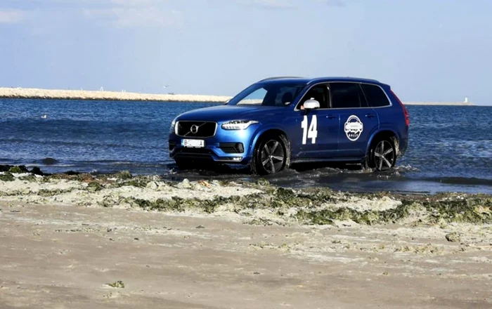 Bărbatul a intrat pe plajă cu un Volvo XC90 pentru a aduce combustibil într-o canistră pentru a alimenta un skijet Foto: Facebook/ Promotor