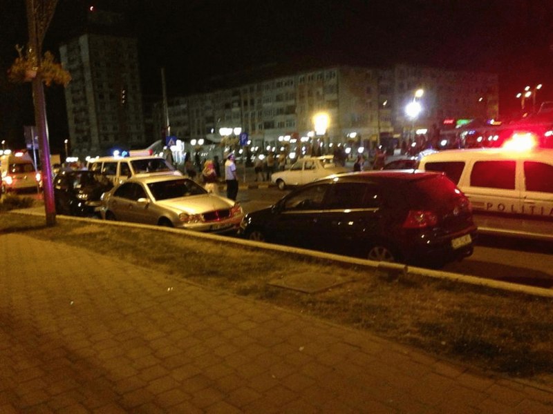 Cu furci şi topoare, romii s-au bătut până la moarte. Record de arestări după o altercaţie din Neamţ