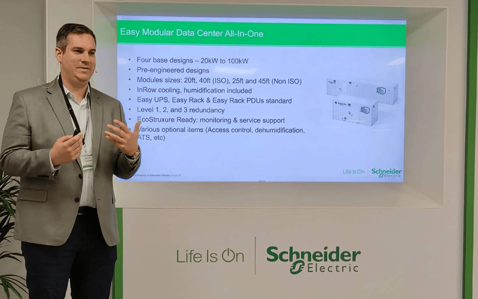 Cum arată și ce face un centru de date Easy Modular All-in-One al Schneider Electric 