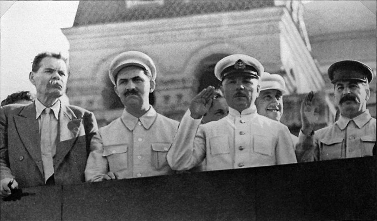 800px Gorkiy Kaganovich Voroshilov Stalin 0 jpg jpeg