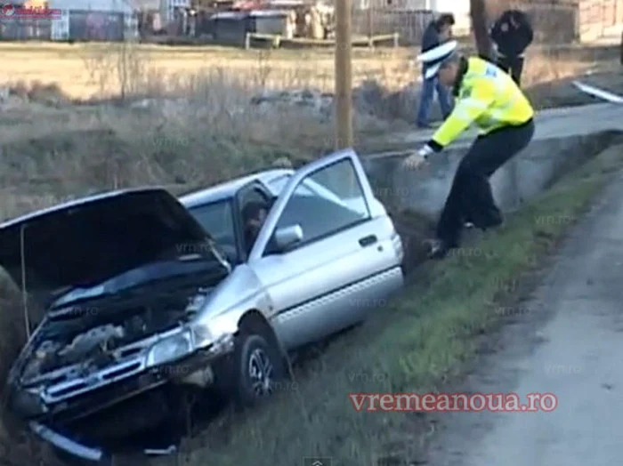 După ce a furat primul autoturism, hoţul a provocat un accident FOTO Vremea Nouă