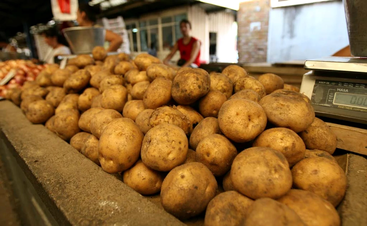 
    Legumele şi  fructele pot conţine  zece pesticide  