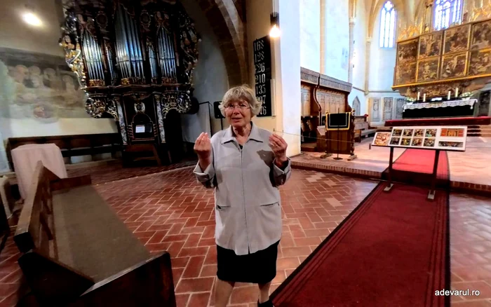 Christa Moldovan este ghid la Biserica evanghelică din Mediaș. Foto: Daniel Guță. ADEVĂRUL