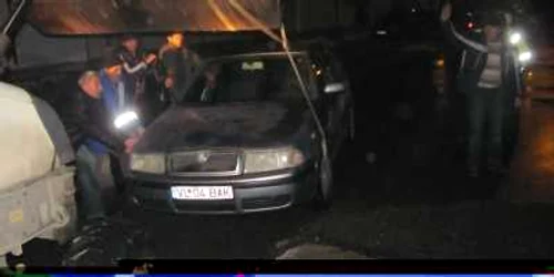 Craterul din şosea s-a datorat unei conducte de apa care a spălat balastul de sub astfalt