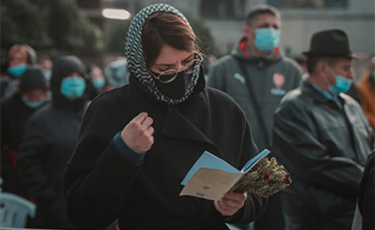 
    Pentru a se păstra distanţa, unii au stat  pe scaune, alţii pe bulevard   