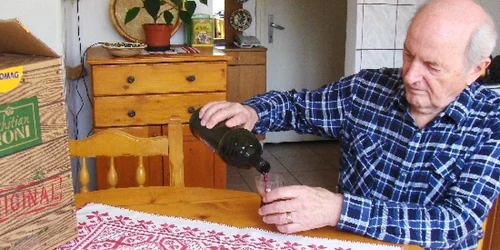 Szabo Laszlo consumă zilnic suc de noni