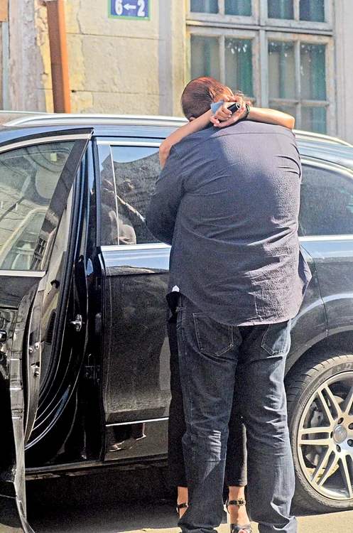 Satisfăcută de cumpărături, Mădălina “şi-a albit” iubitul cu pupici