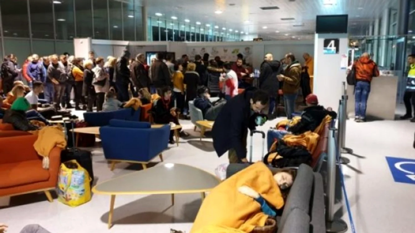 Pasagerii au aşteptat la Aeroportul din Cluj ore întregi să decoleze spre destinaţiile pentru care aveau bilete