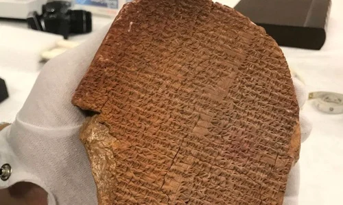 După ce a fost importată ilegal, o tabletă de mii de ani, cu una dintre cele mai vechi povești din lume, va fi returnată de SUA în Irak jpeg