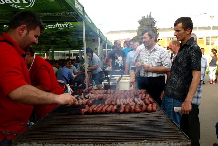 Micii s-au dovedit o tentaţie prea mare pentru mulţi dintre hunedorenii prezenţi la festival. FOTO: D.G.