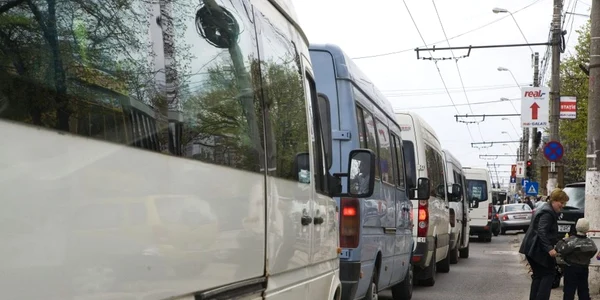 Microbuze pe traseu. Foto