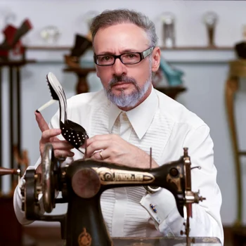 Mihai Albu a primit cadou mașini de cusut de la fostul socru foto: Facebook