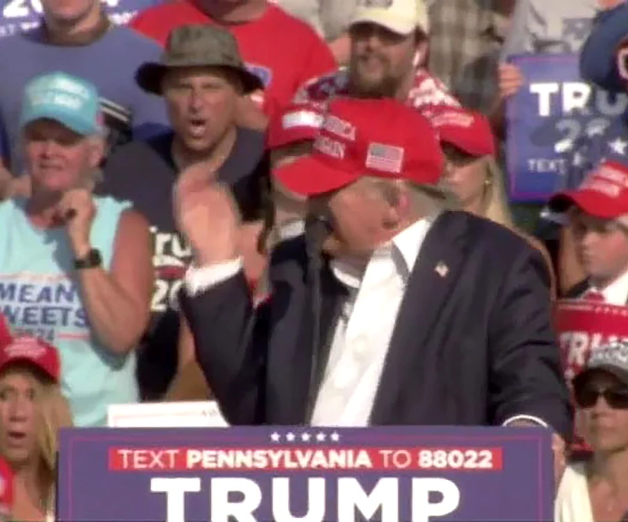 Donald Trump, cu câteva clipe înainte să fie împușcat FOTO PROFIMEDIA