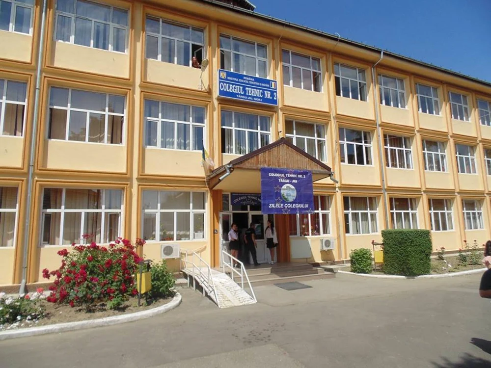 Liceana a căzut de la etajul I, dar nu a fost rănită                                                   Foto: Arhivă Adevărul