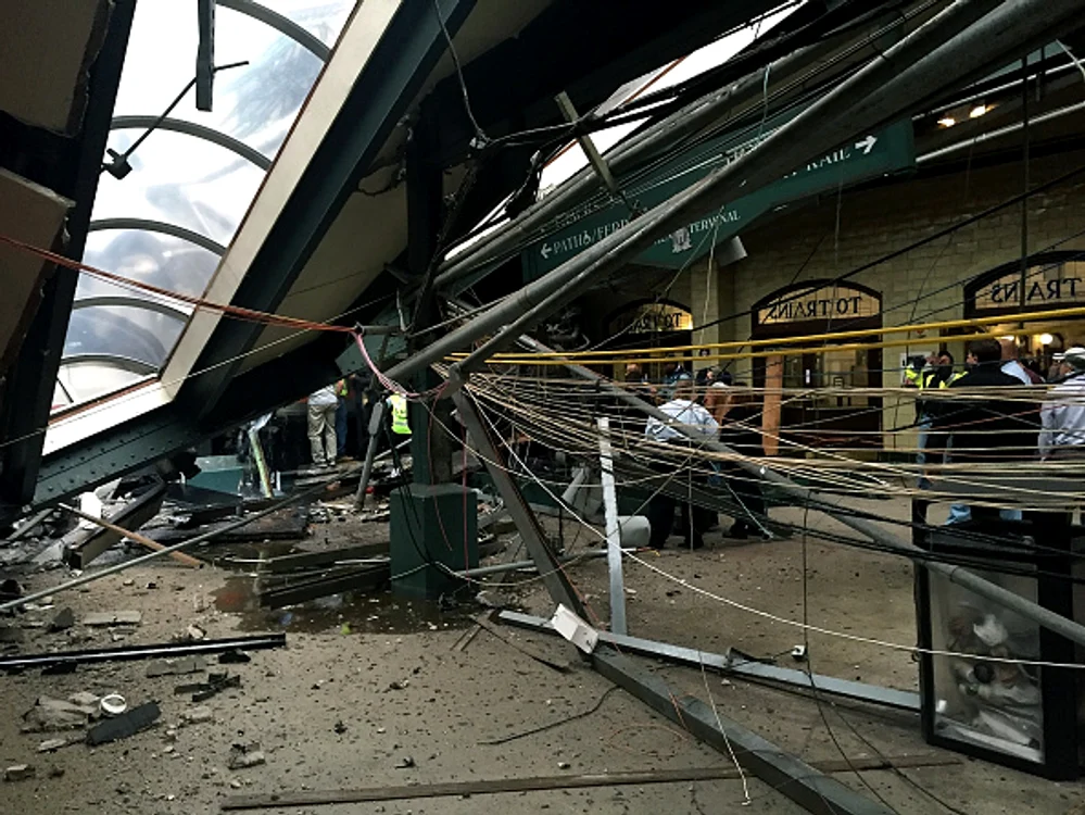 Un tren din New Jersey a intrat direct în terminalul Hoboken