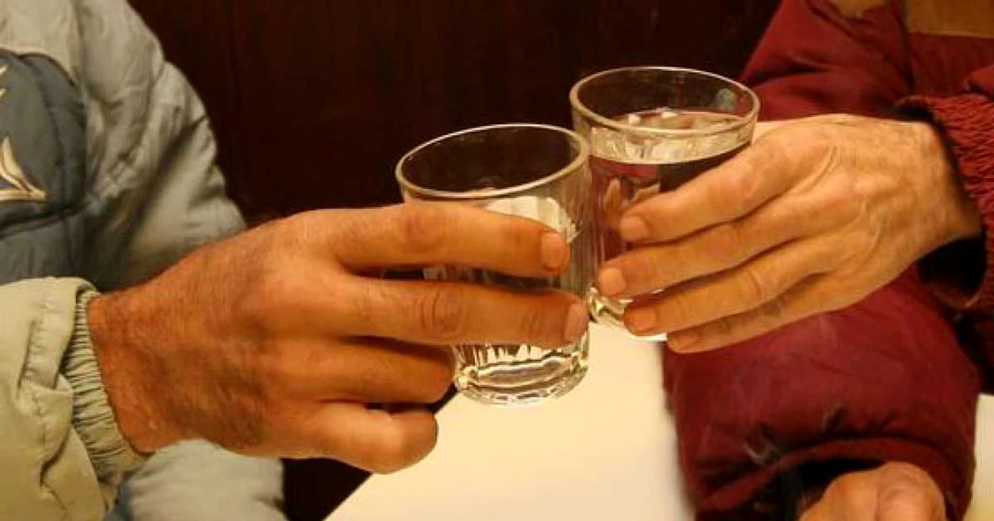 La invitaţia lui E.F., fratele lui C.D., A.B. intră în curtea casei pentru „un mic şi un pahar de bere”. 