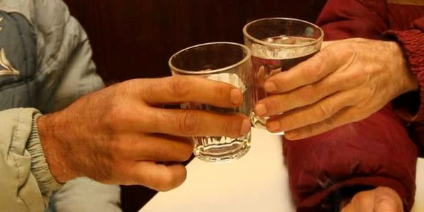La invitaţia lui E.F., fratele lui C.D., A.B. intră în curtea casei pentru „un mic şi un pahar de bere”. 