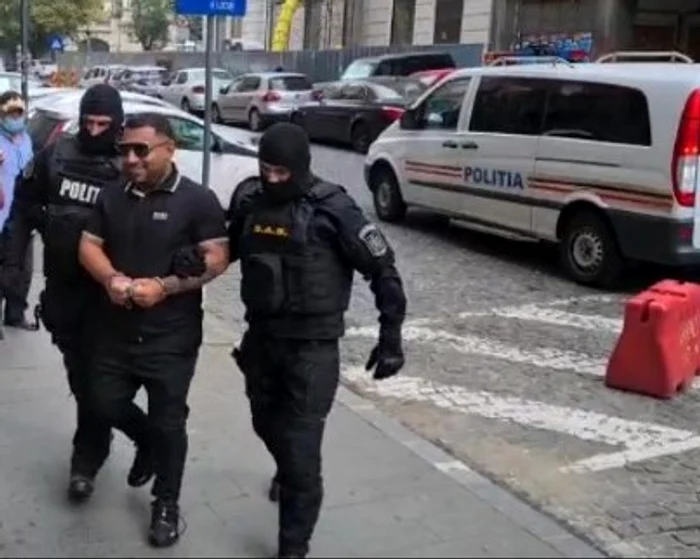 
    Membrii clanului Sadoveanu au fost săltați de mascați  