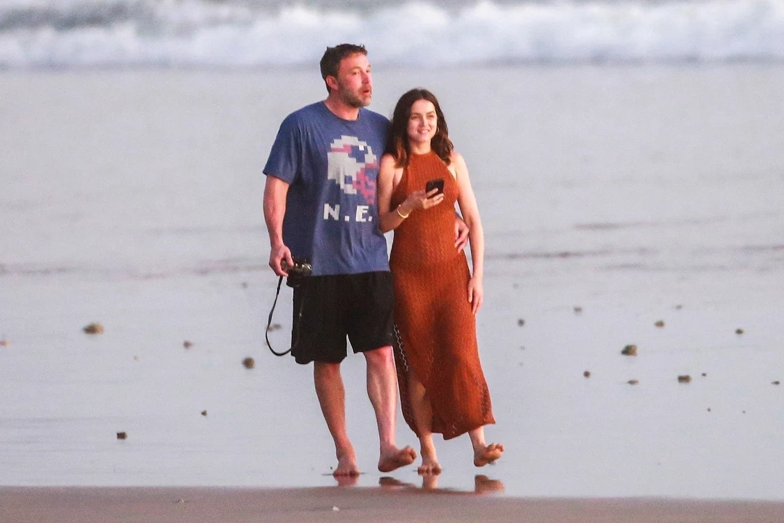 
    Ben Affleck şi Ana de Armas au fost surprinşi der paparazzi pe o plajă din Cuba Foto profimedia  