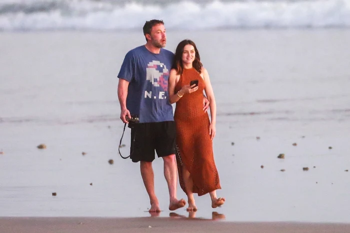 Ben Affleck şi Ana de Armas au fost surprinşi der paparazzi pe o plajă din Cuba Foto profimedia