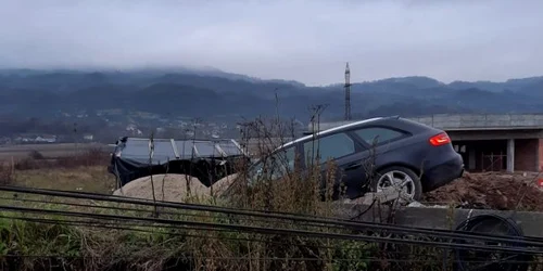 Accident pe DN 7 - E 81 pe Valea Oltului la Bujoreni în Vâlcea o maşină a retezat un stâlp electric Foto Adevărul