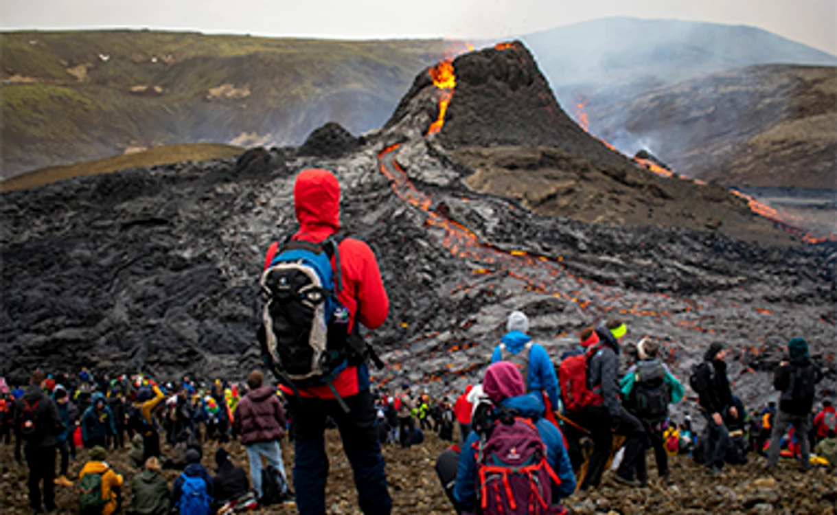 Mulţimea a făcut fotografii cu erupţia, ignorând pericolul