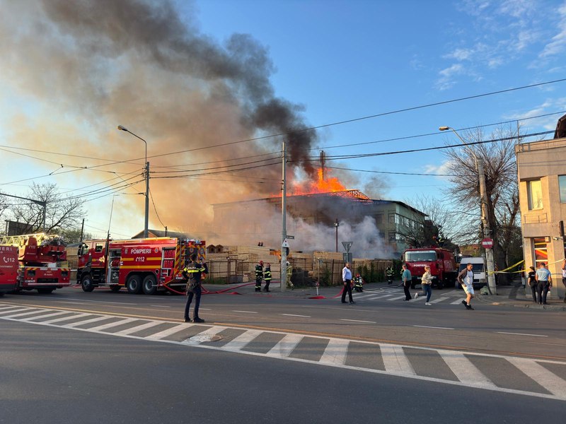 Incendiu puternic în Sectorul 1 al Capitalei: Pompierii intervin cu 16 autospeciale FOTO-VIDEO